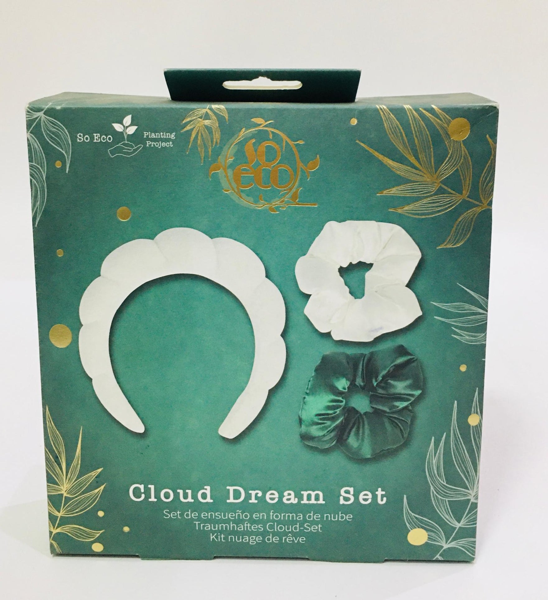 So Eco Cloud Dream Set features a cloud-style headband and two large cloud scrunchies designed for gentle hair care during skincare or makeup routines