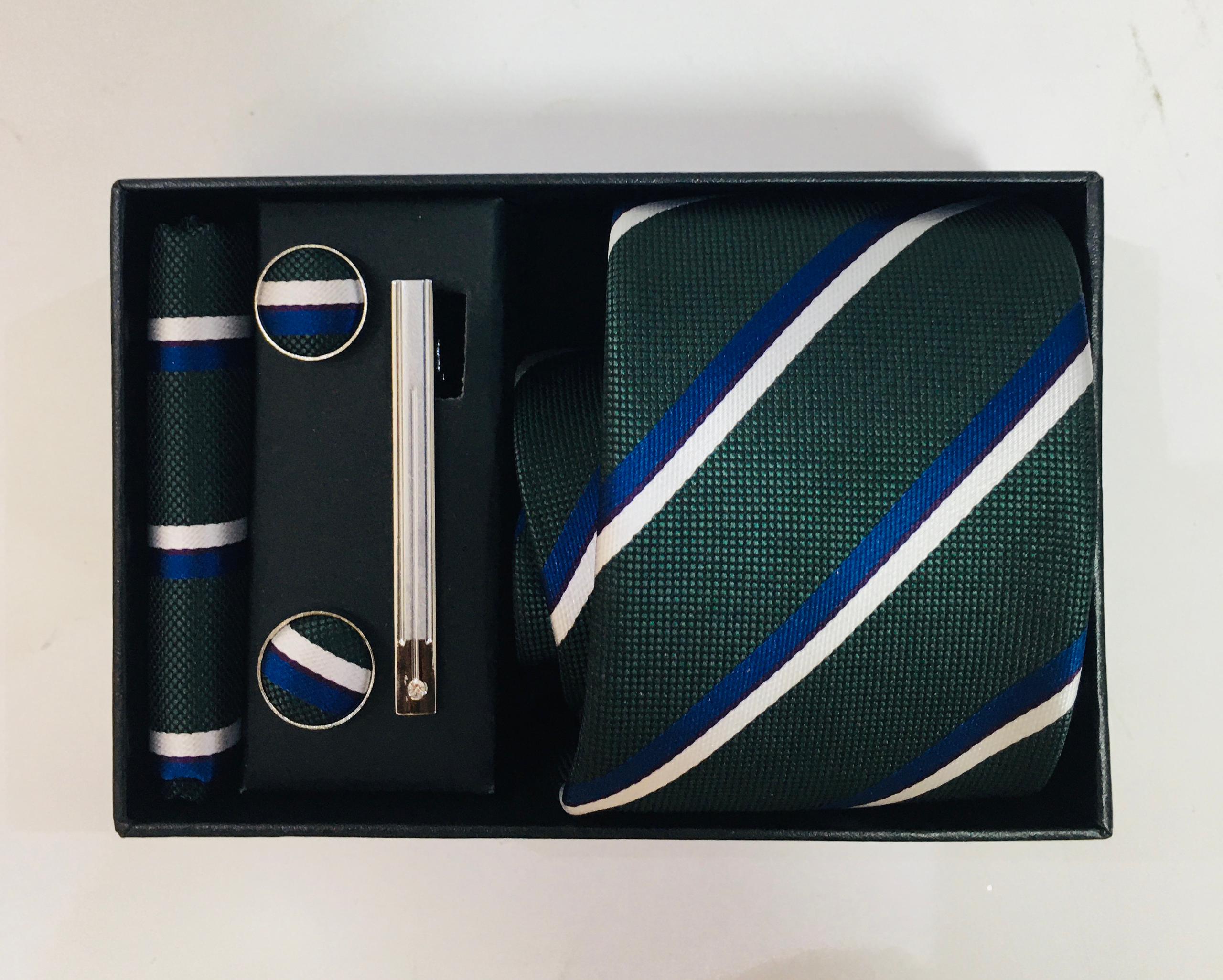 Tie and cufflinks set